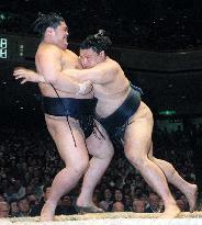 Takanohana opens with win in summer sumo